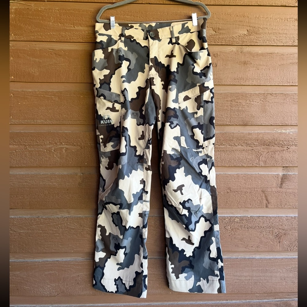 KUIU Ultralight Camo Cargo Hunting pants. Men’s size 36. Like new